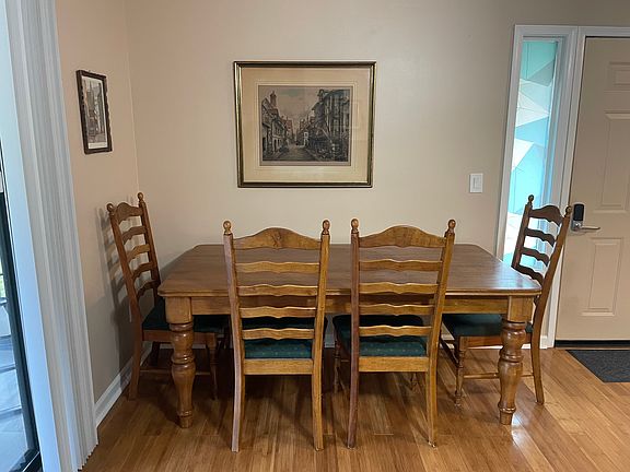 Large dinning room table with 6 chairs