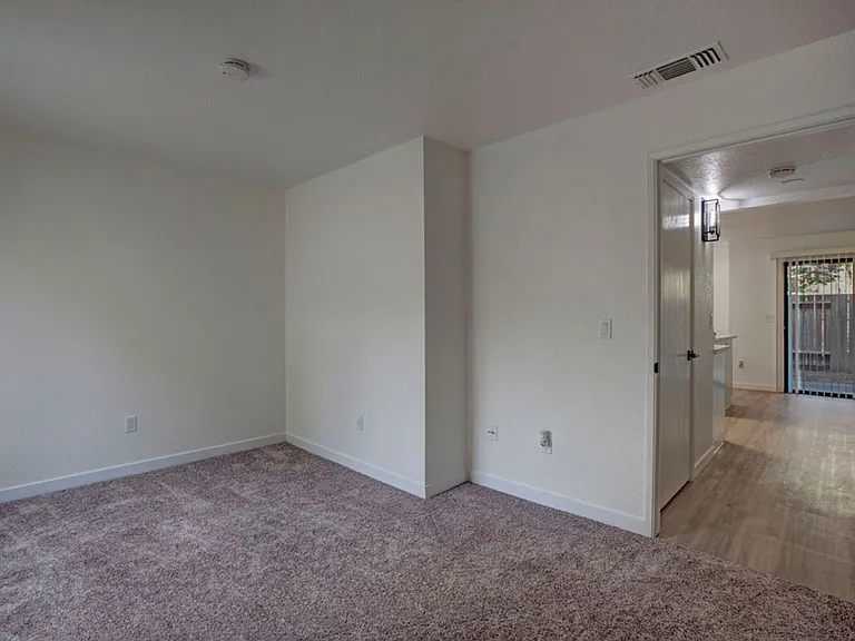 St. George Apartments — Photo 28