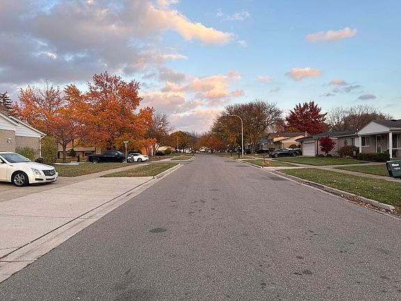 Exterior Neighborhood (street photo)