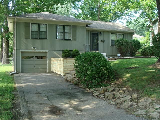 1st image of 504 E 90th St