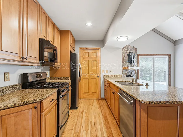938 Canterbury Dr — Photo 5