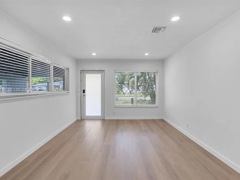 401 SW 25th Ave — Photo 6