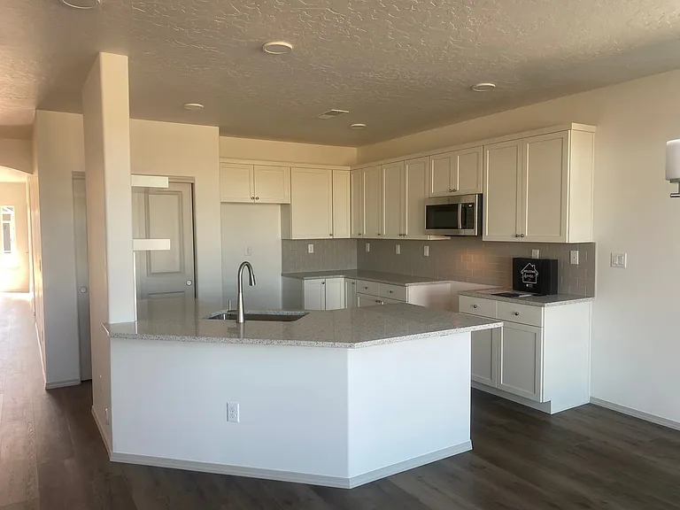1062 N Rockdale Way — Photo 2