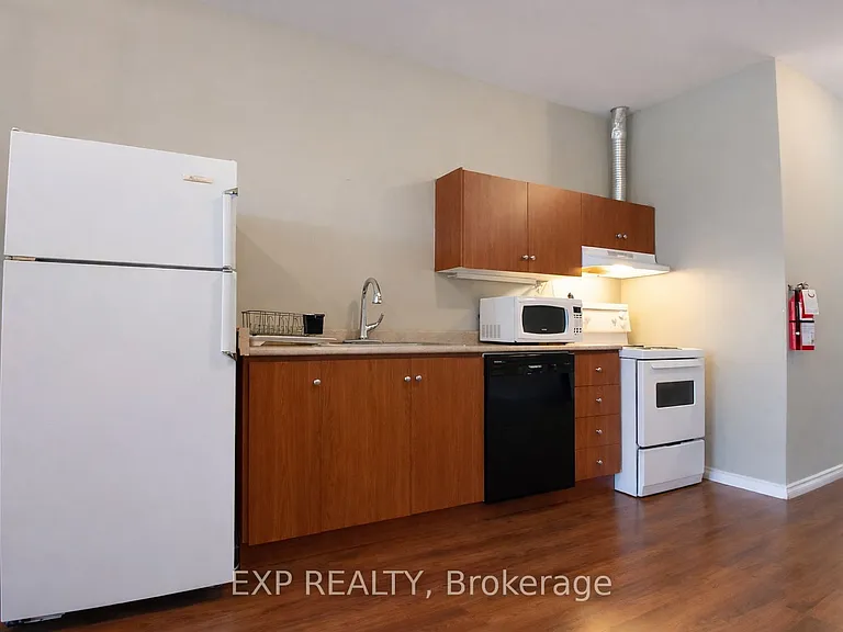 1038 Coxwell Ave #2 — Photo 3