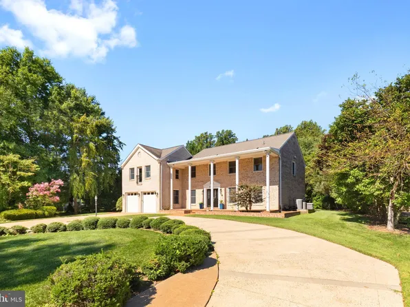 6212 Homespun Ln, Falls Church, VA 22044