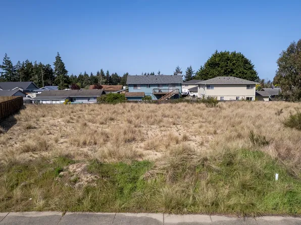 2040 Roosevelt Loop, North Bend, OR 97459