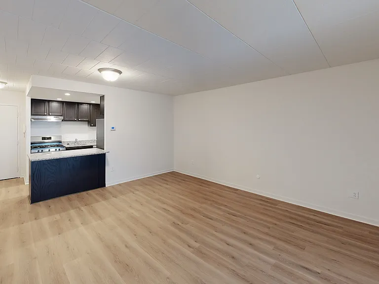 Claybourne Apartments — Photo 8