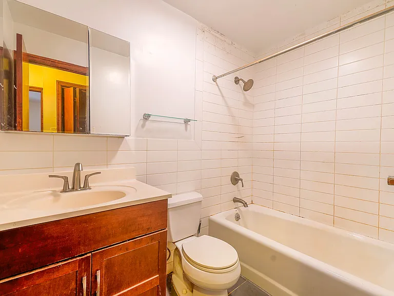 577 Warren St #6 — Photo 3