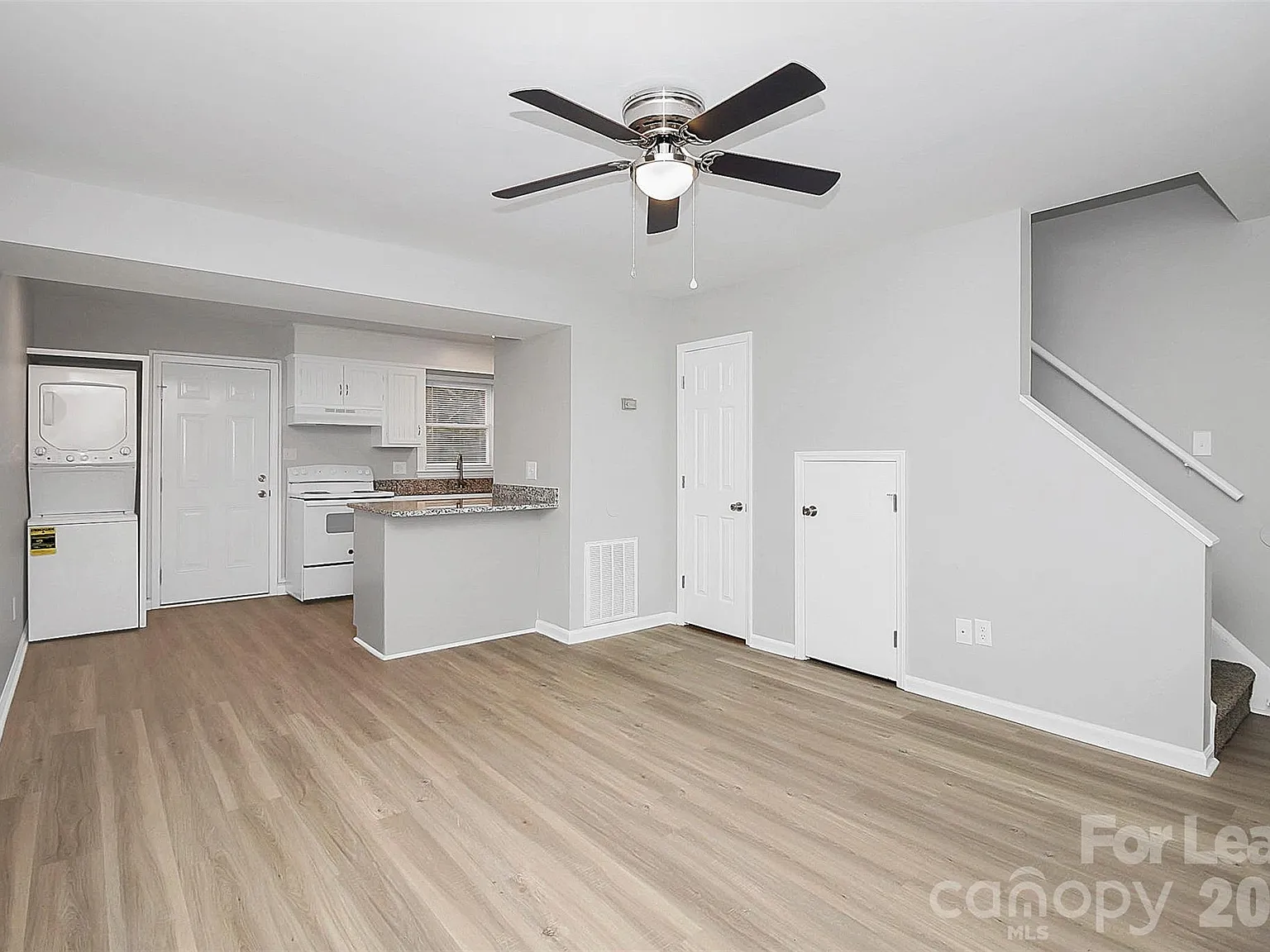 2 bed, 1.5 bath, 805 sqft, $999 — Photo 3