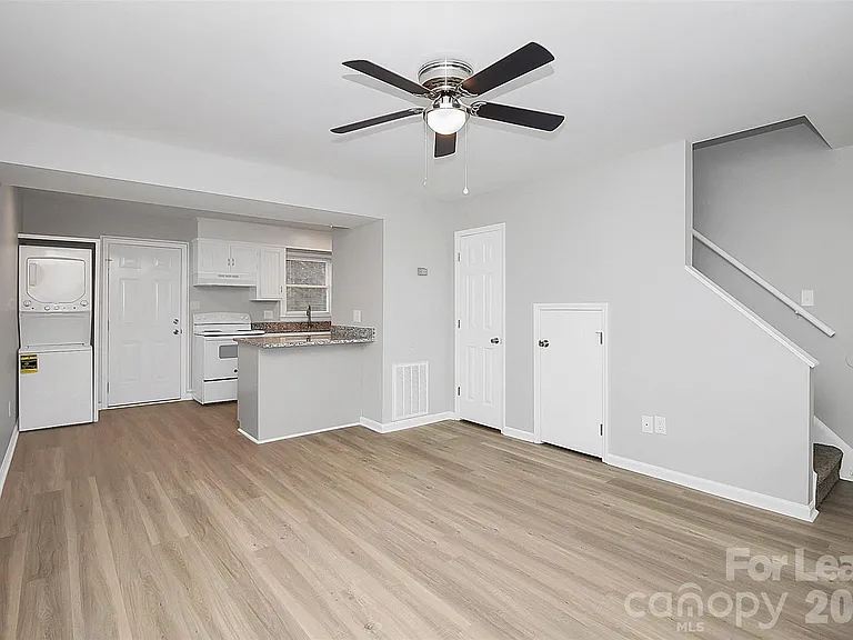 1219 Anderson St — Photo 3