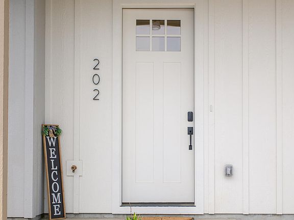 4th image of 202 Bogey Ln