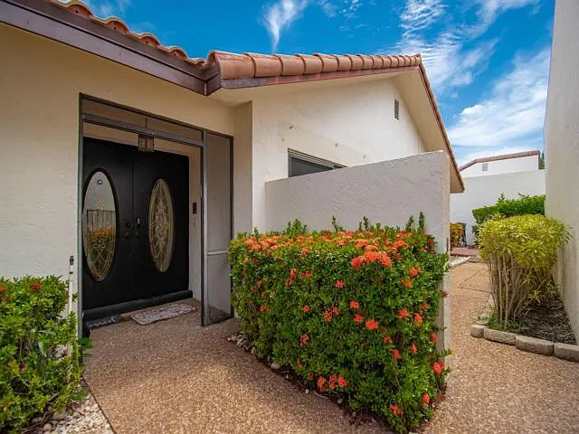 3 bed, 2.0 bath, $4,950 — Photo 2