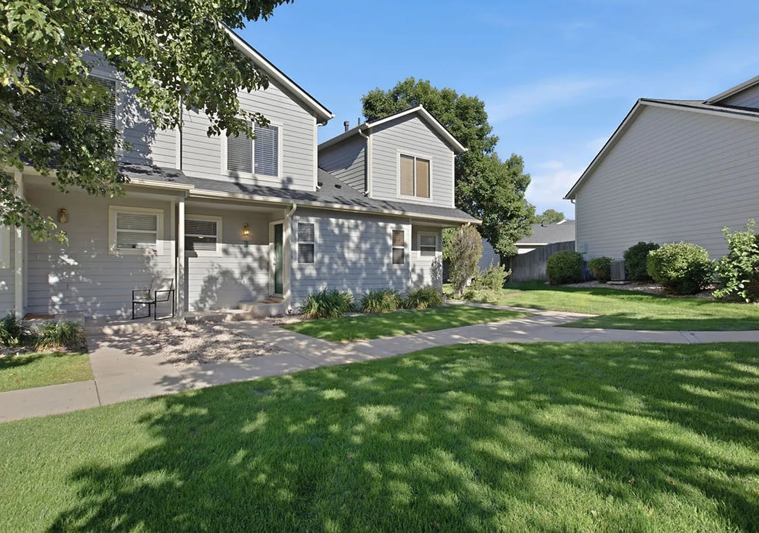 3 Bedroom Townhome near Overland Ave — Photo 1