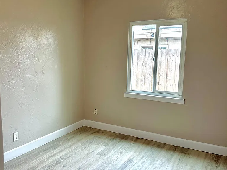 1612 N Normandie St — Photo 14