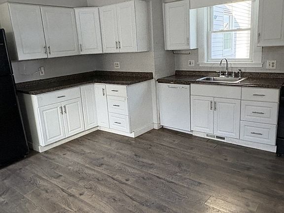 5th image of 9 Maple St