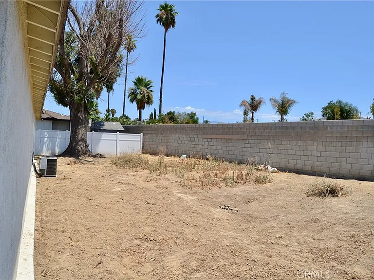 894 N Orange St — Photo 14