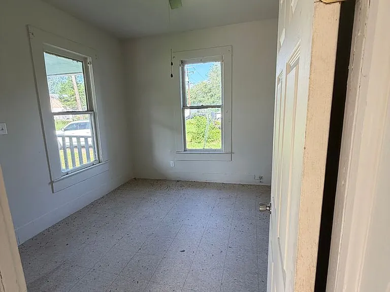 720 Elgie St — Photo 5