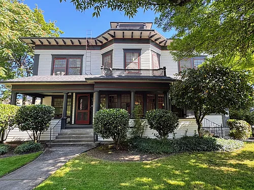 2 Bedroom Unit in the the old Beta Theta Pi Fraternity House near UofO Campus Photo 1