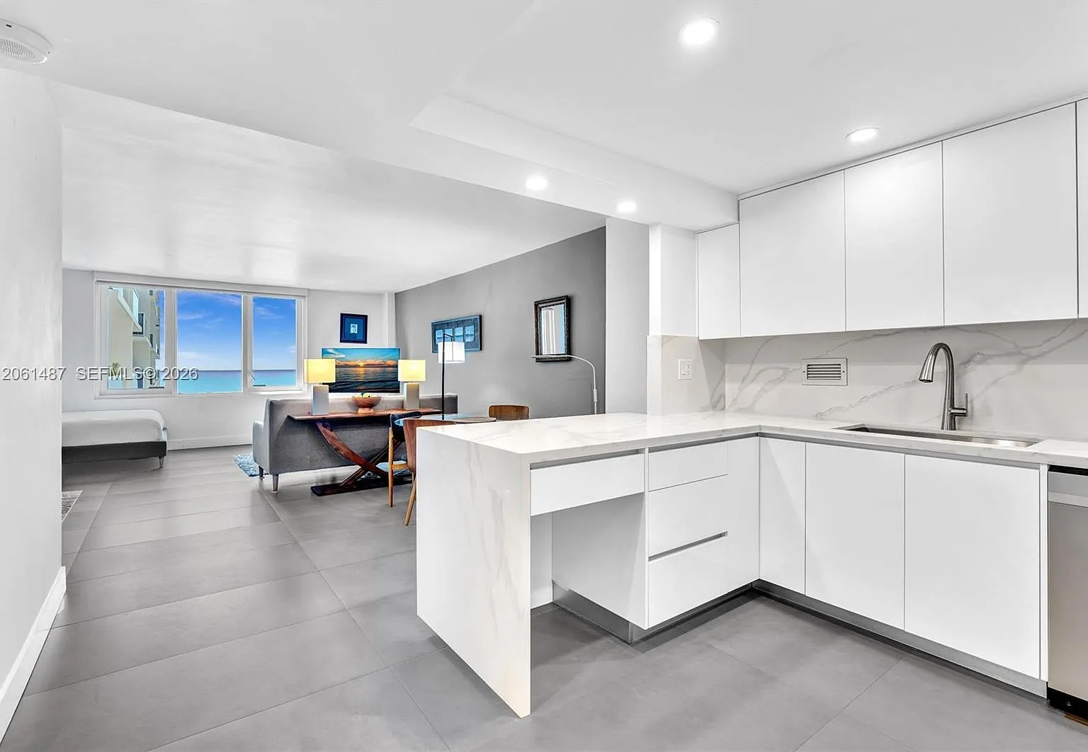 Roney Palace Condo — Photo 3