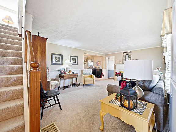 5th image of 825 Lincoln Dr