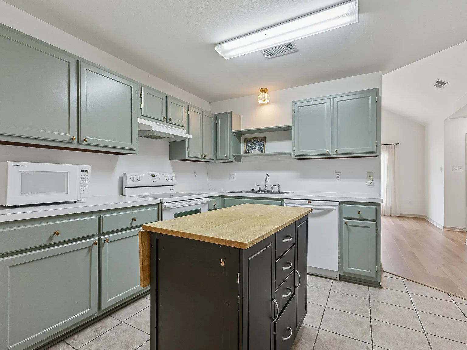 Available Immediately - Pet Friendly, Charming 3 Bed, 2 Bath Home in Mandeville — Photo 3