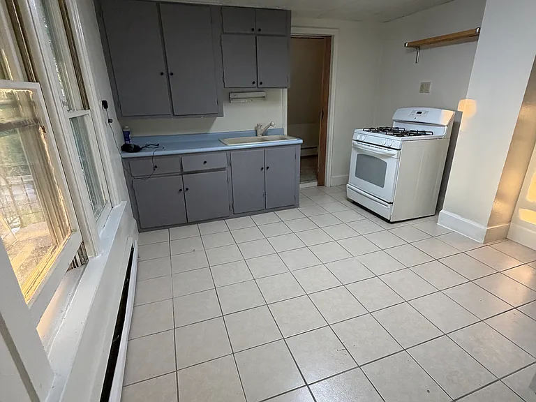 229 Oxford Ave — Photo 6
