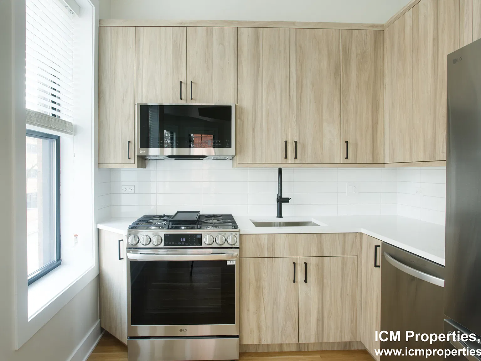 2 bed, 850 sqft, $3,925 — Photo 3