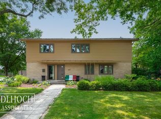 681 Roslyn Rd, Grosse Pointe Woods, MI 48236
