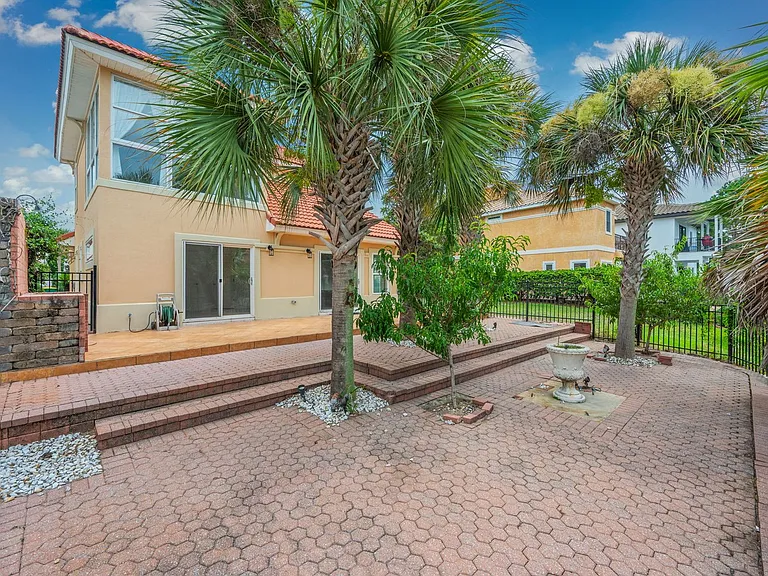 272 Calusa Blvd — Photo 40