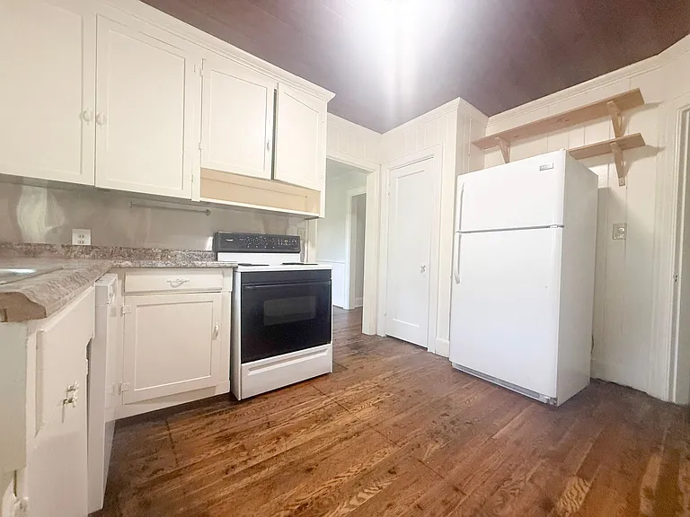 100 Davis Ave — Photo 10