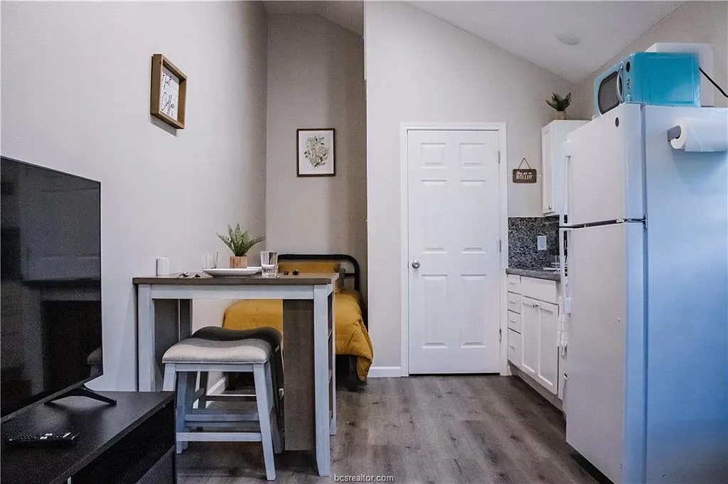 1 bed, 240 sqft, $900 — Photo 4
