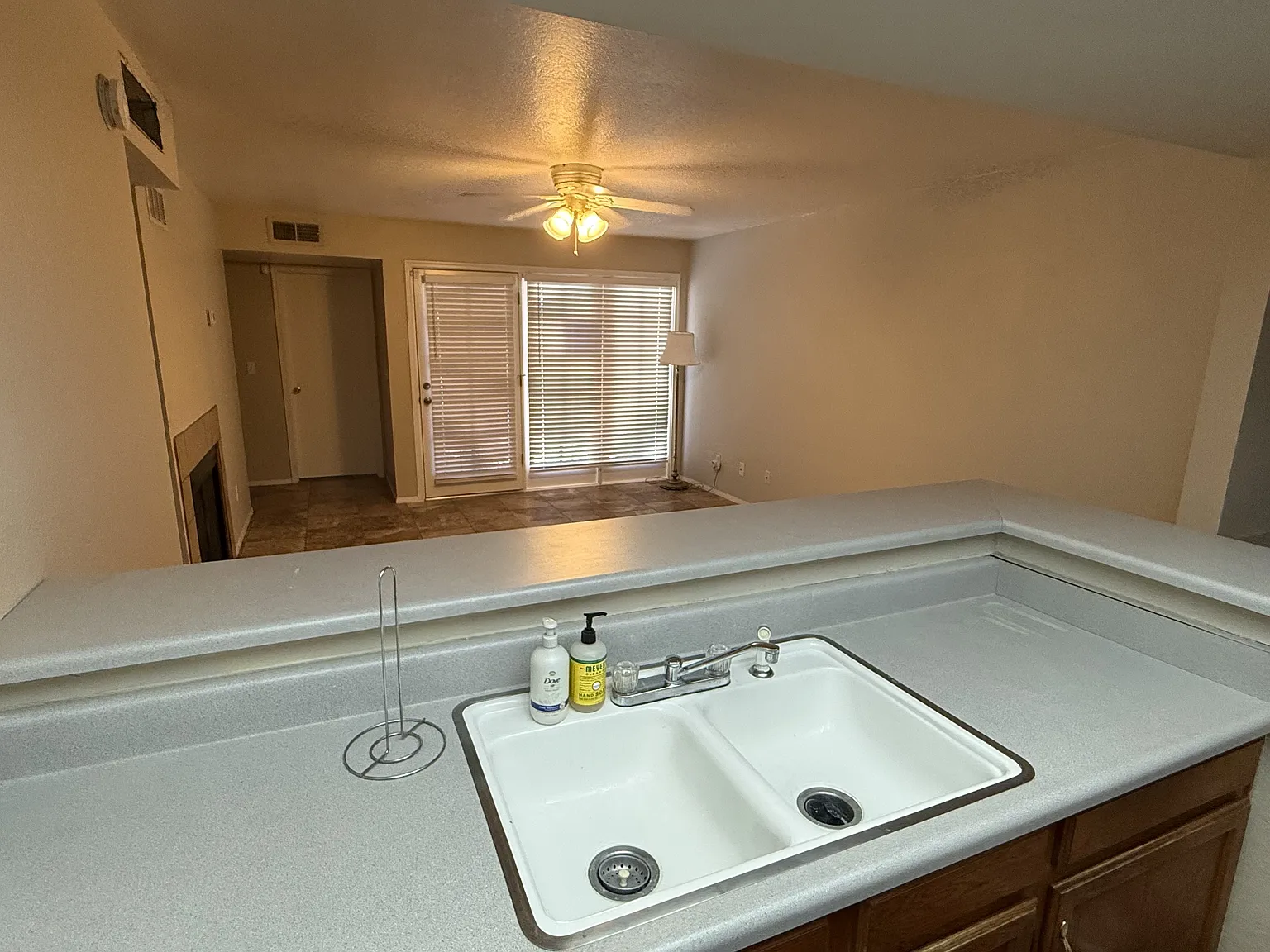 2 bed, 856 sqft, $1,600 — Photo 4