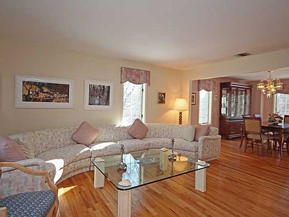 3rd image of 7 Rosewood Ln