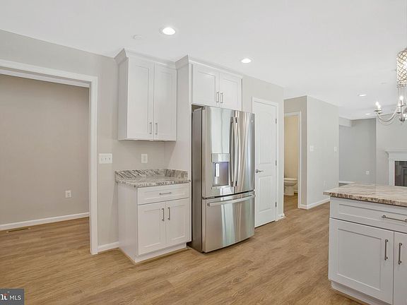 4th image of 8 Poplar Ln E