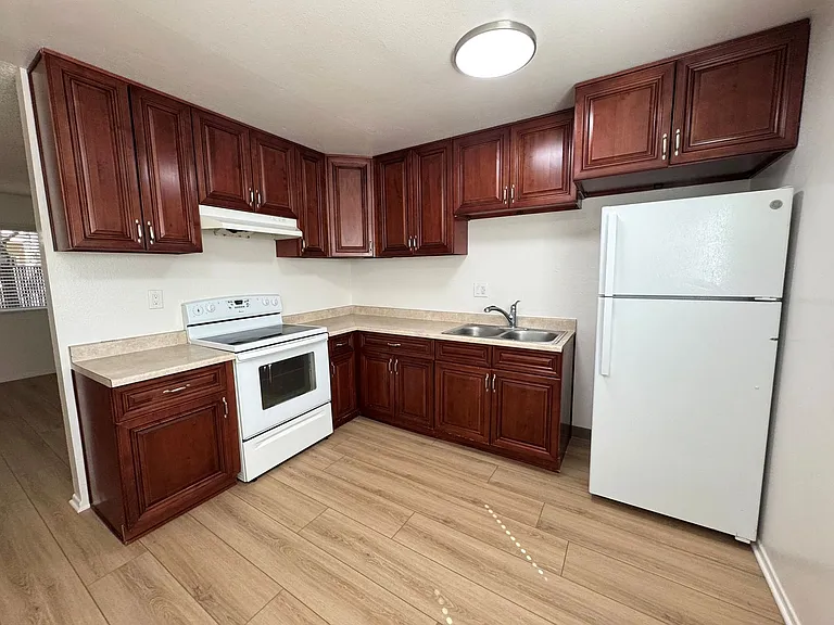 711 E. Pleasant Street — Photo 27