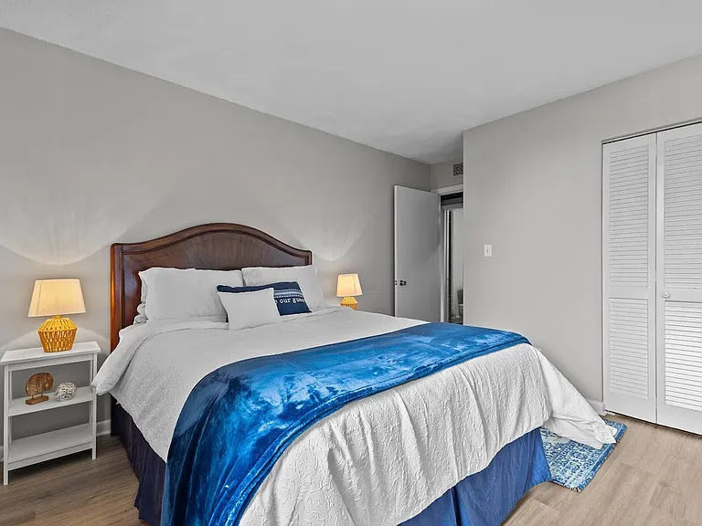 1100 Clarendon St #204 — Photo 2