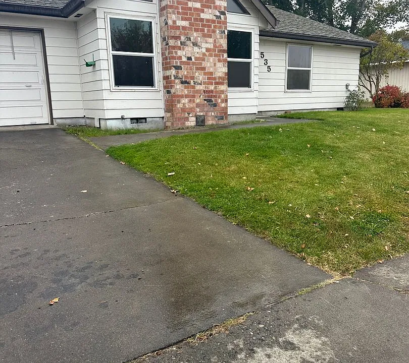 535 W Moore Ave