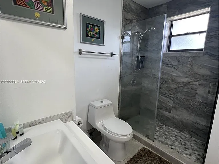 961 E 9th St — Photo 38