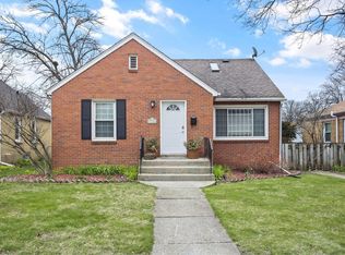 5706 N Braeburn Ln, Glendale, WI 53209