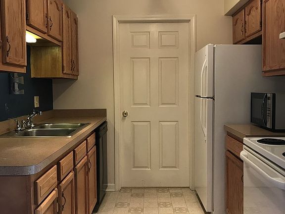 3rd image of 322 Pere Marquette Dr APT 8