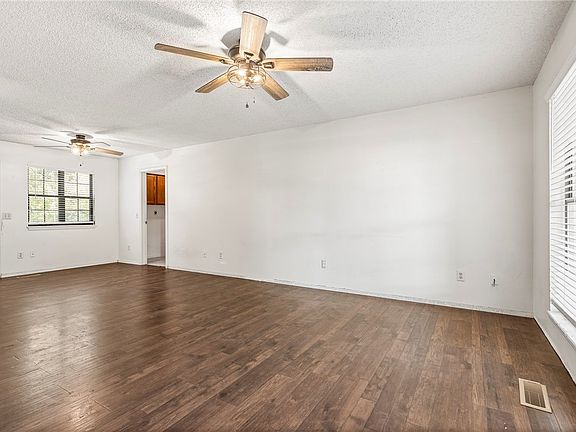 4th image of 14 Oak Knoll Ln