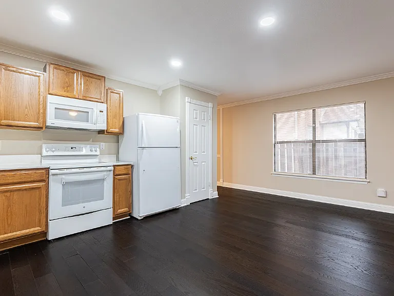 21514 Longwood — Photo 21