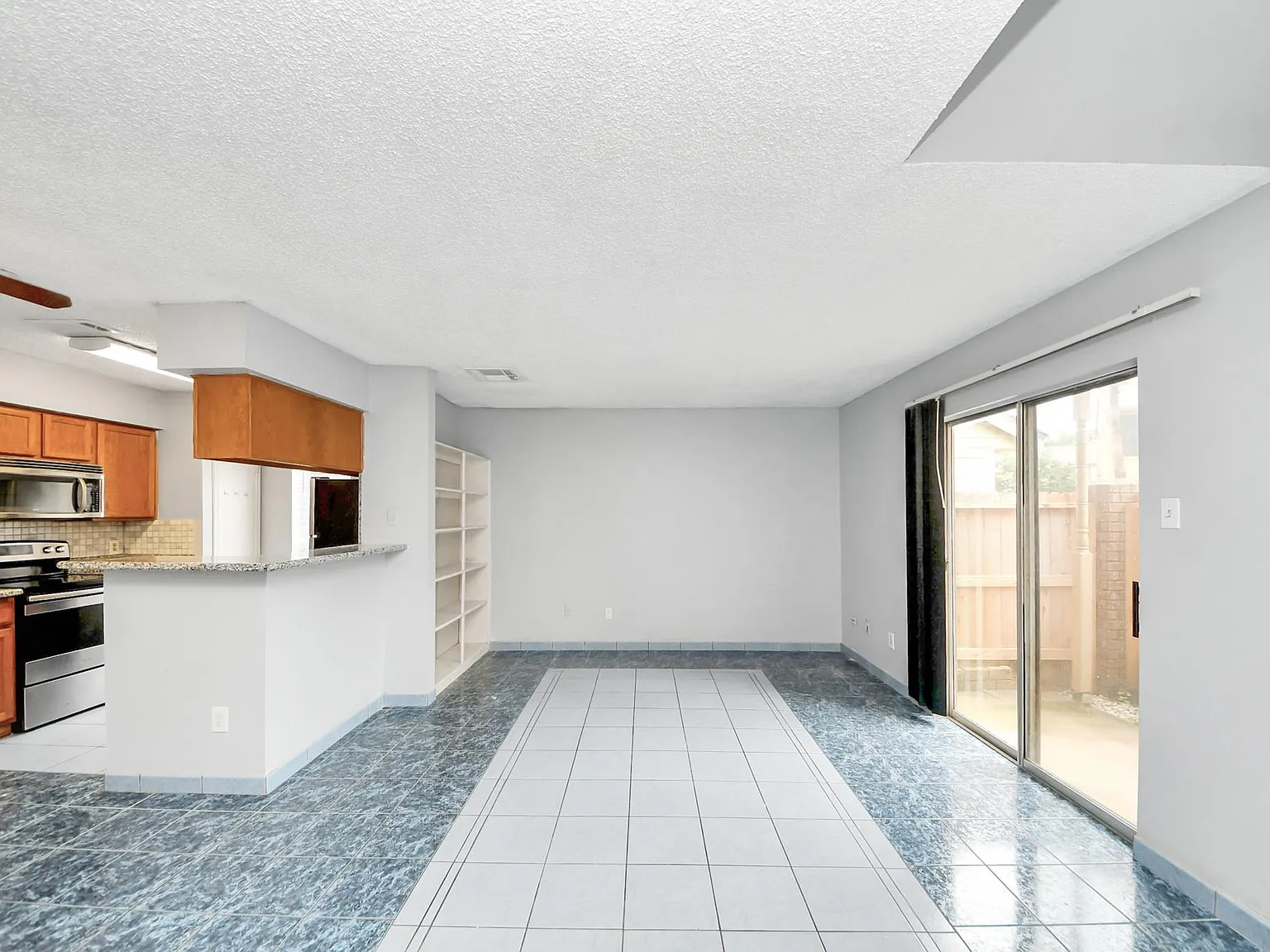 1 bed, 1.5 bath, 964 sqft, $1,000 — Photo 3