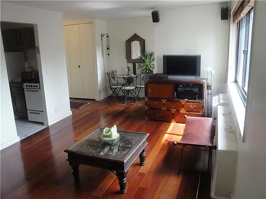 Sold by R New York | media 12