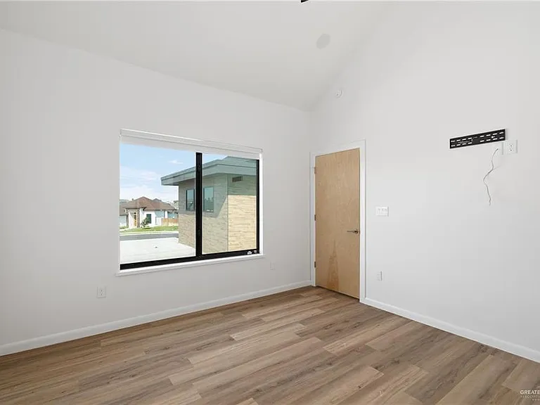 1912 Silverton Cir — Photo 17