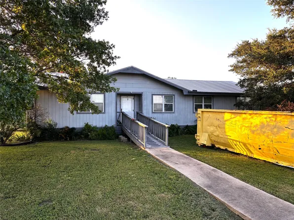 705 E Umlang St, Thorndale, TX 76577