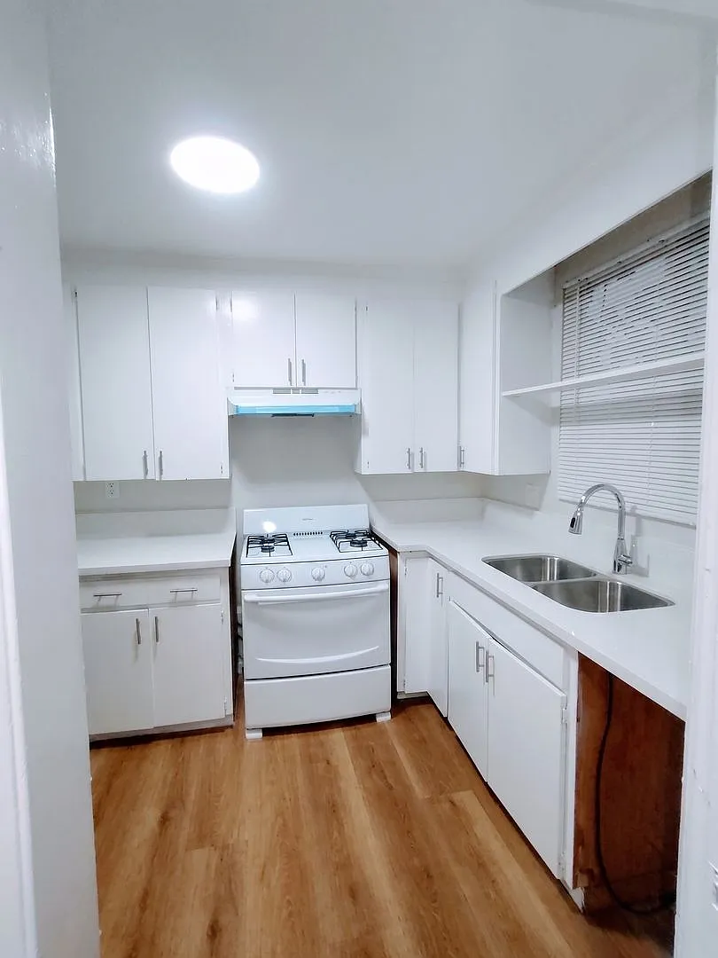 1540 N Laurel Ave — Photo 1