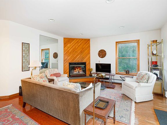 4th image of 688 Traver Rd