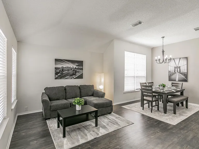 7017 Chateau Dr — Photo 5