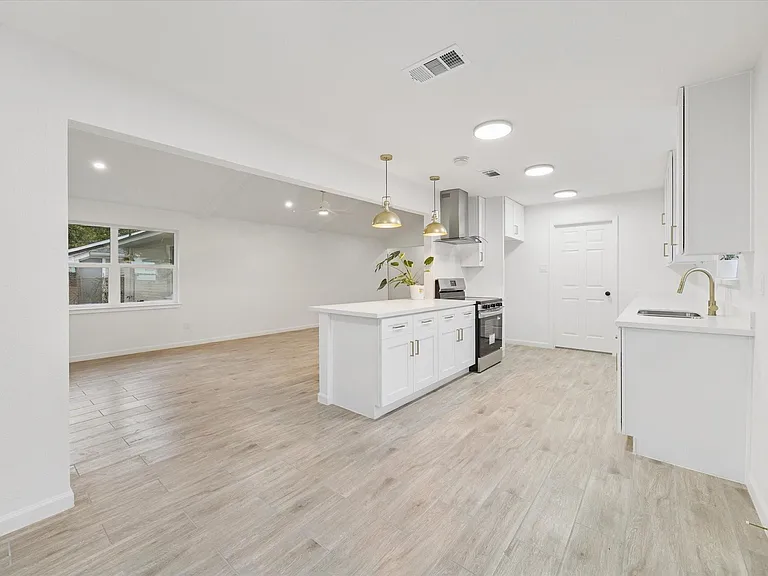 5411 Logston Ln — Photo 12
